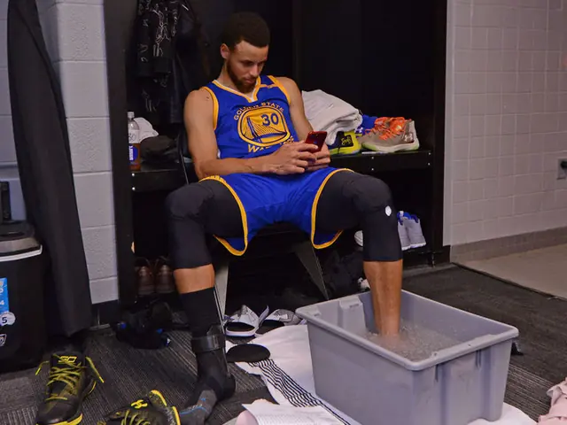 Stephen Curry con el pie en hielo en el vestuario