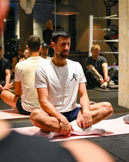 Novak Djokovic meditando
