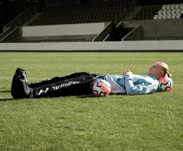 Erling Haaland con botas de compresión