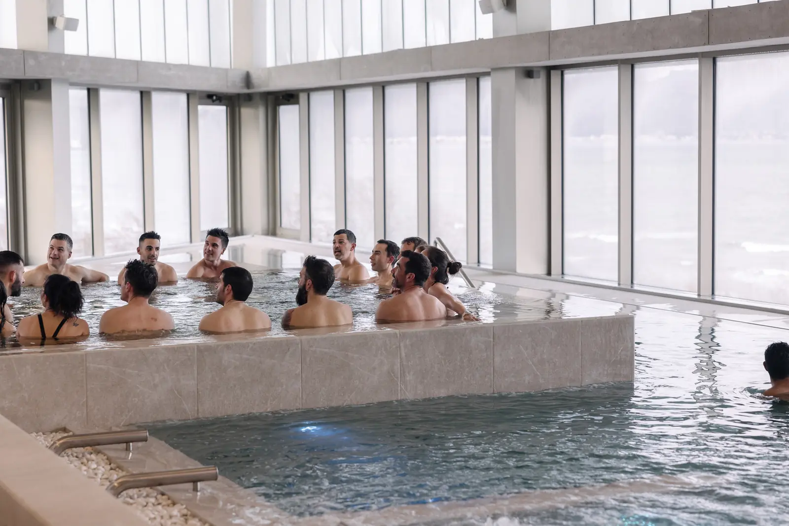 Grupo en piscina de agua termal caliente