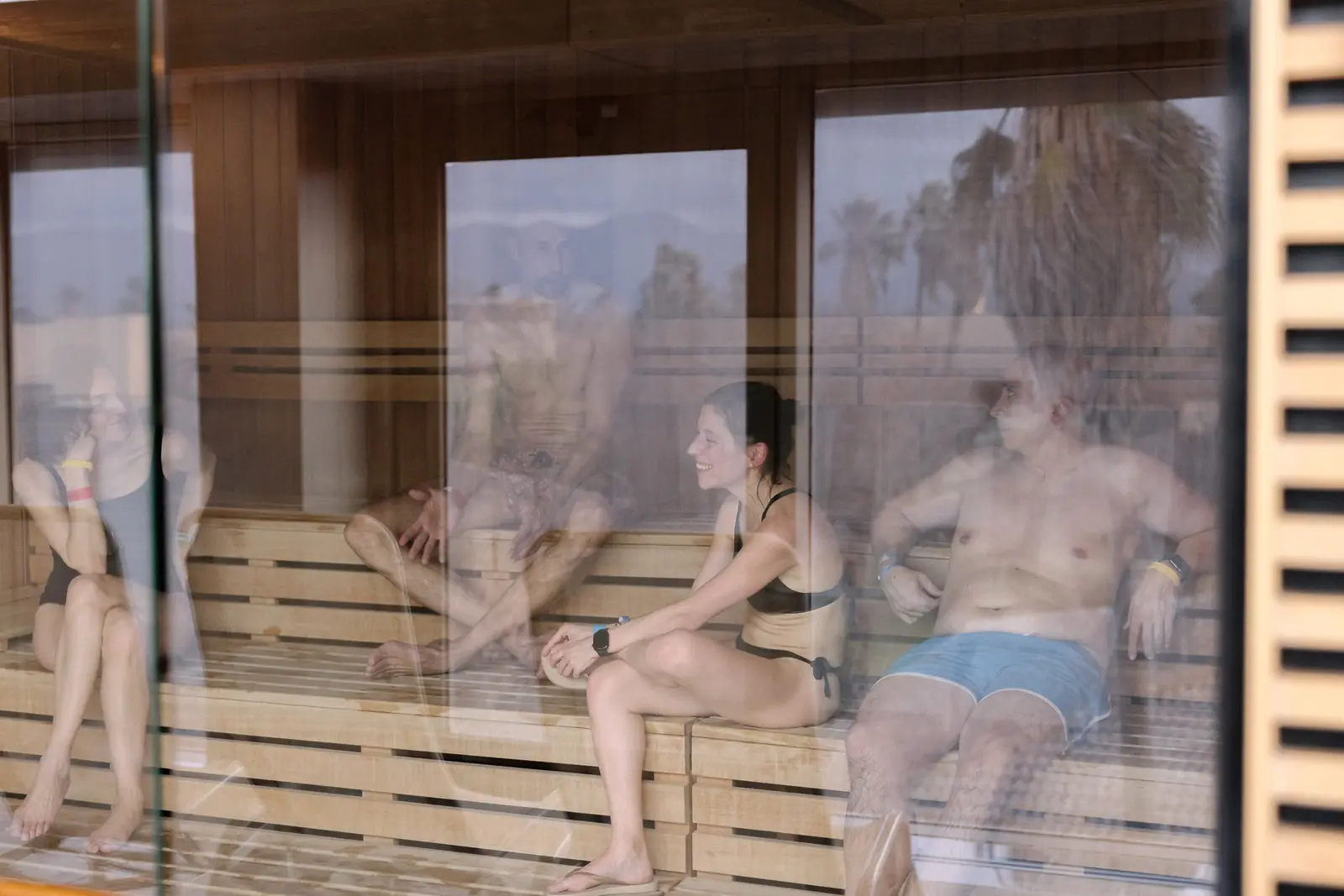Sauna panorámica con clientes