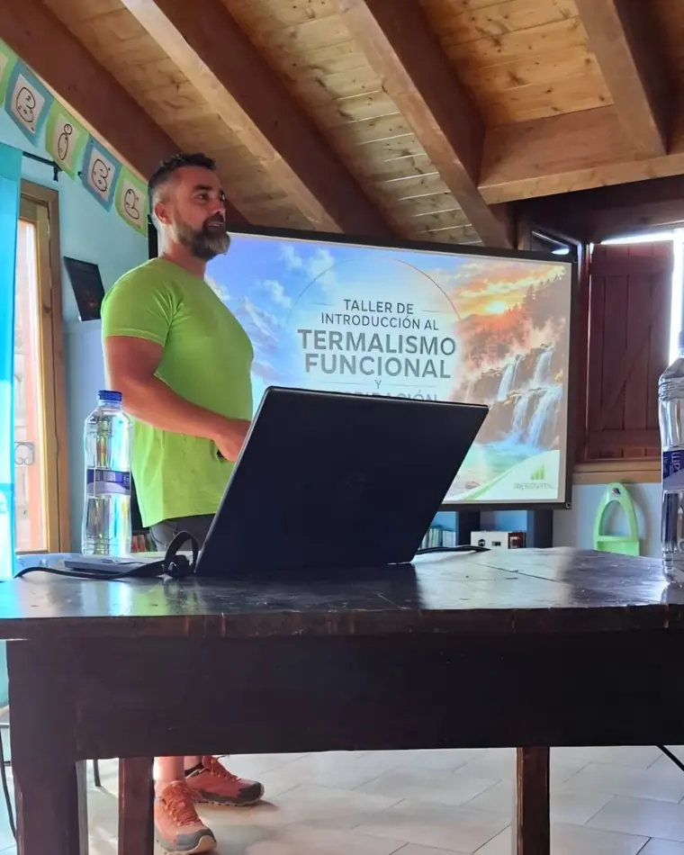 Óscar impartiendo un taller de termalismo funcional