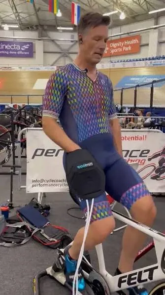 Ciclista aplicando enfriamiento palmar (hand cooling) con un guante refrigerante