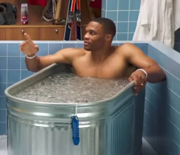 Russell Westbrook en un baño de hielo en el vestuario