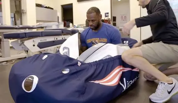 LeBron James en una cámara hiperbárica