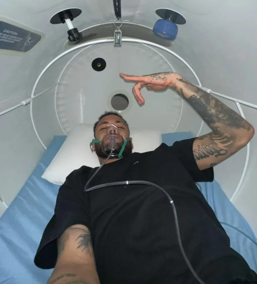 Neymar dentro de una cámara hiperbárica con mascarilla de oxígeno