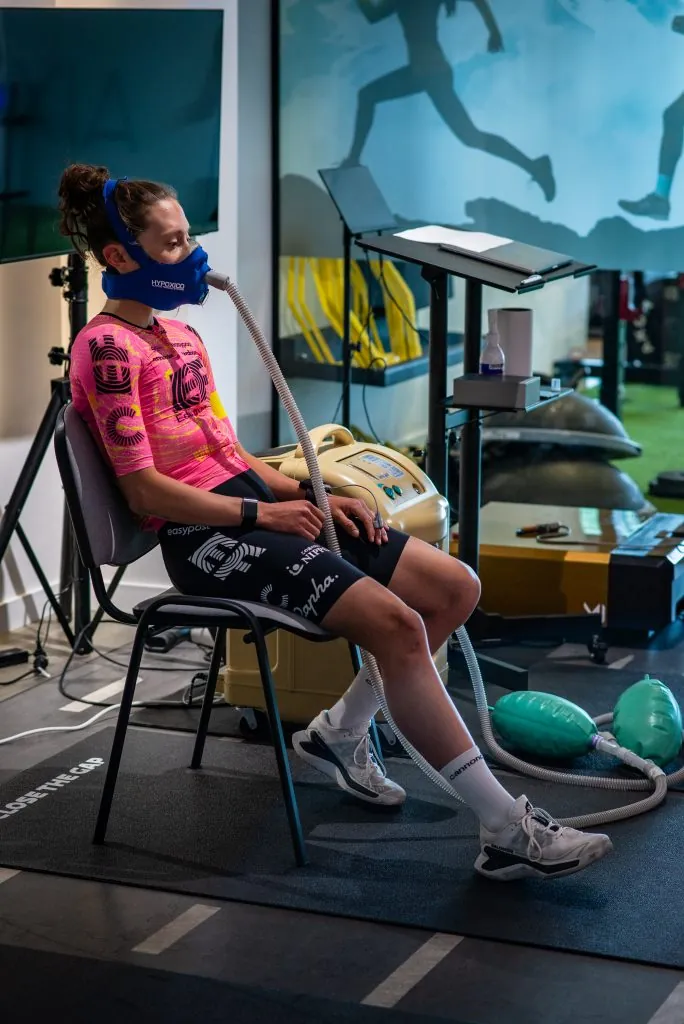 Ciclista profesional respirando con un generador de hipoxia