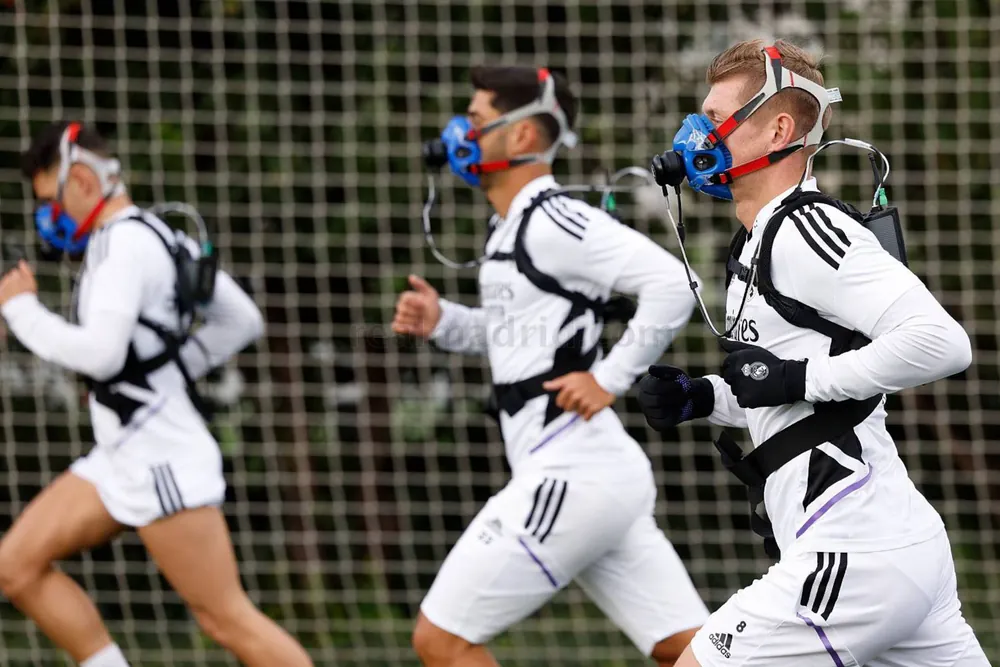 Jugadores del Real Madrid entrenando con máscaras de hipoxia
